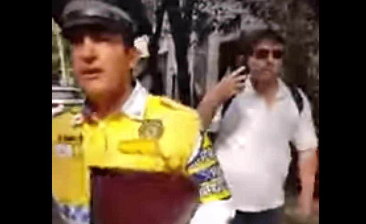 Policía de tránsito colocó araña a taxista que ayudaba a un anciano