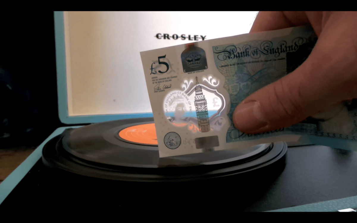 Tocar vinilos con un billete, la nueva tendencia de los hipsters