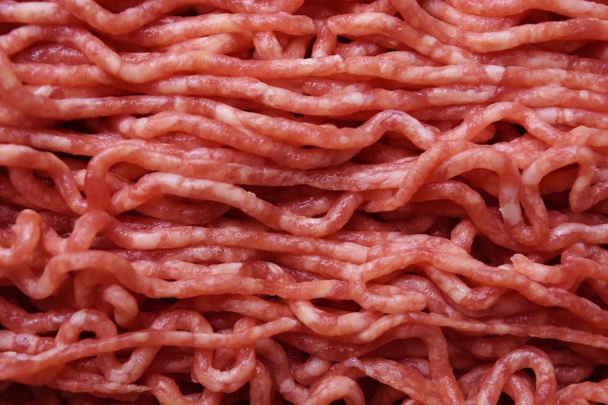 No apto para veganos: un trozo de carne se mueve en una carnicería