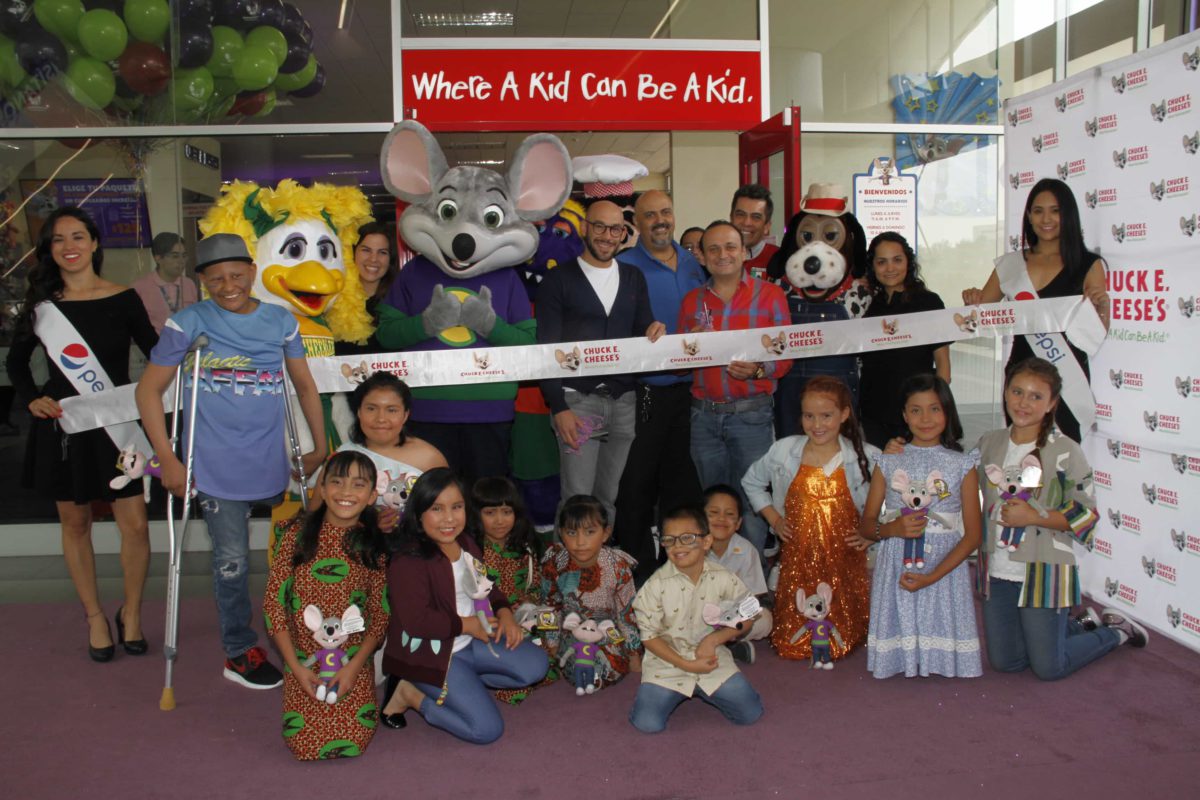Conoce Chuck E. Cheese’s, un auténtico lugar donde reina la pizza y sobre todo la diversión