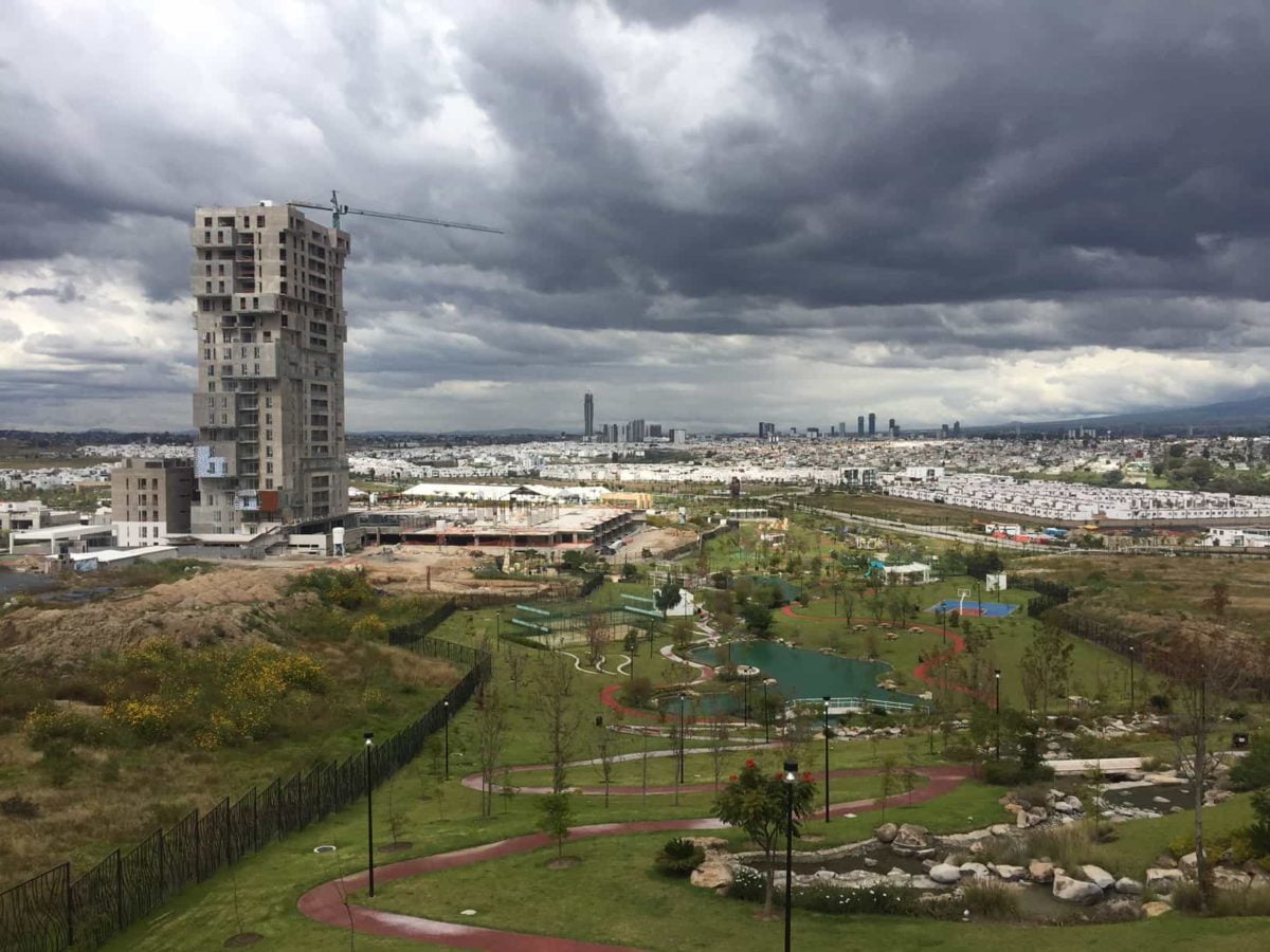 Punta Cascatta y el edificio de Lomas Angelópolis que resistió el S19