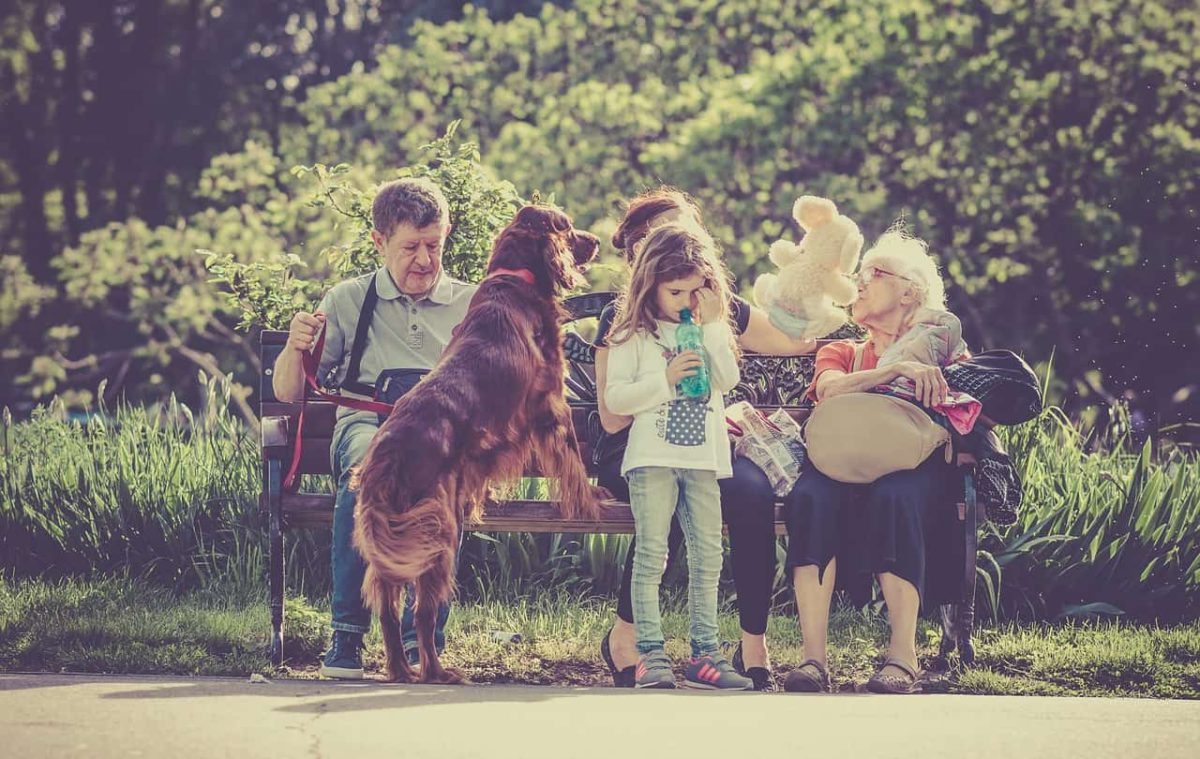 Darle o no una tarjeta bancaria a tus hijos, ¿lo harías?