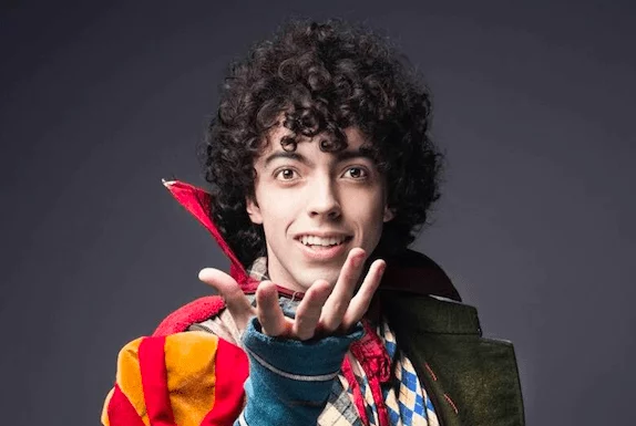 Conoce a Mau Hernández, un joven actor que brilla en la escena teatral