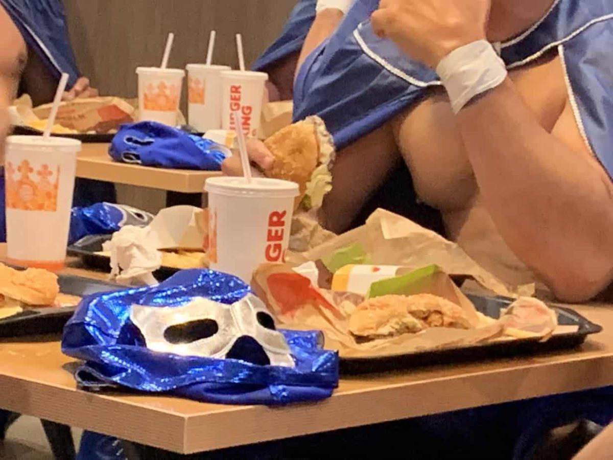 El día que Blue Demon Junior se quitó la máscara para comer una hamburguesa
