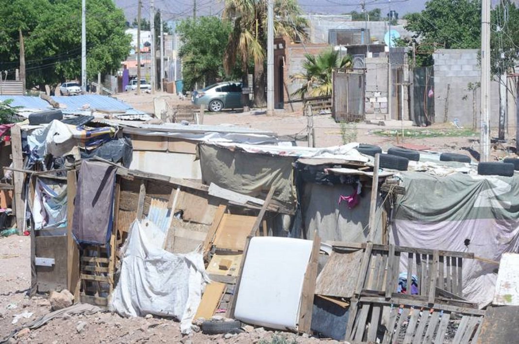 casas de carton en el lecho del arroyo av venceremos col el porvenir (9)
